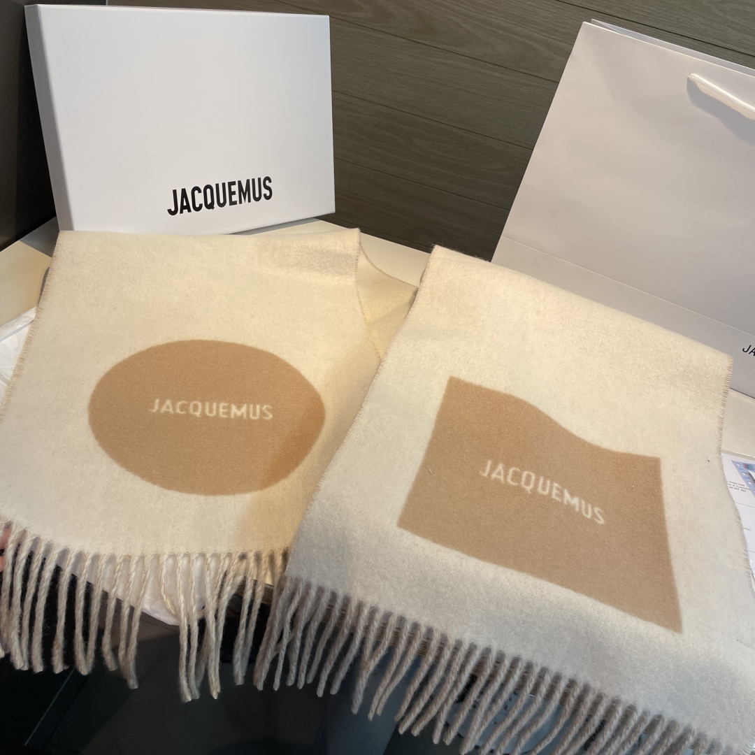 Jacquemus jacquemus 新款千呼万唤始出来 奶茶色和黑灰系实在是太 的配色了 冲就完了～ 尺寸：180*30cm 克重：300g左右
