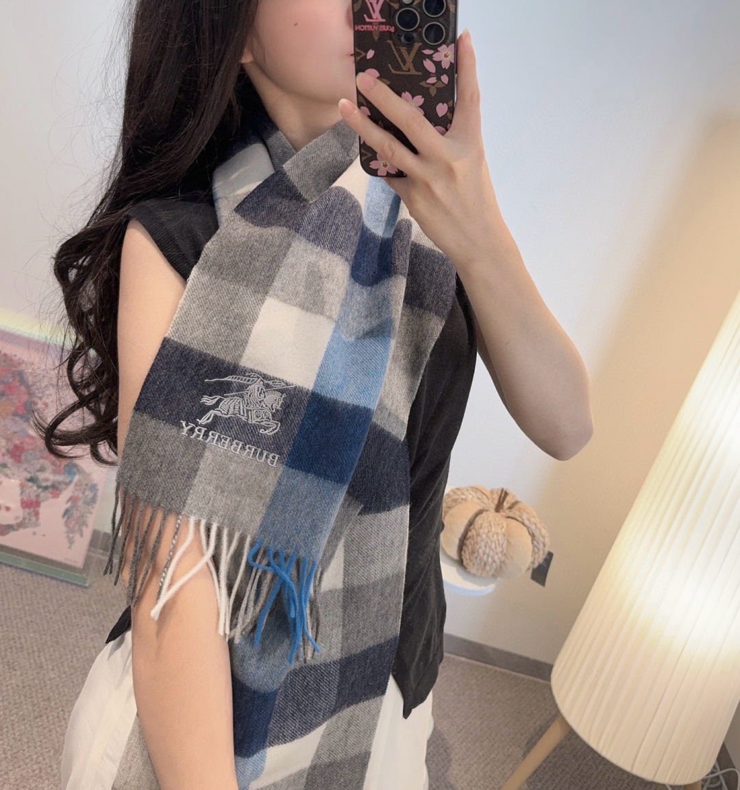 NO:619519,[First come, first served] The latest hot model from Burberry counters is coming. Top-notch double-layer yarn-dyed technology. This technology is only available in Burberry genuine factories. It is a high-end, fashionable and big-name product. The colors are super positive, super soft, warm and skin-friendly. The simple plain colors are very atmospheric... It is really a rare product. The large-size long scarf is definitely a high-end boutique that is slow and easy. Wearing it, you can go to all major counters with confidence. High version scarf, high version scarf, burberry19860909【先到先得】巴宝莉专柜最新款火爆来袭顶级双层色织工艺此工艺只有巴宝莉纯正代工厂才有的工艺高尖端产物时尚大牌颜色超正超级柔软保暖亲肤,简单的素色非常大气..真的是臻品罕见.大尺寸长巾绝对是手慢无的高端精品戴着它可以放心的去各大专柜遛弯哦高版本围巾,高版本围巾,burberry,scarf