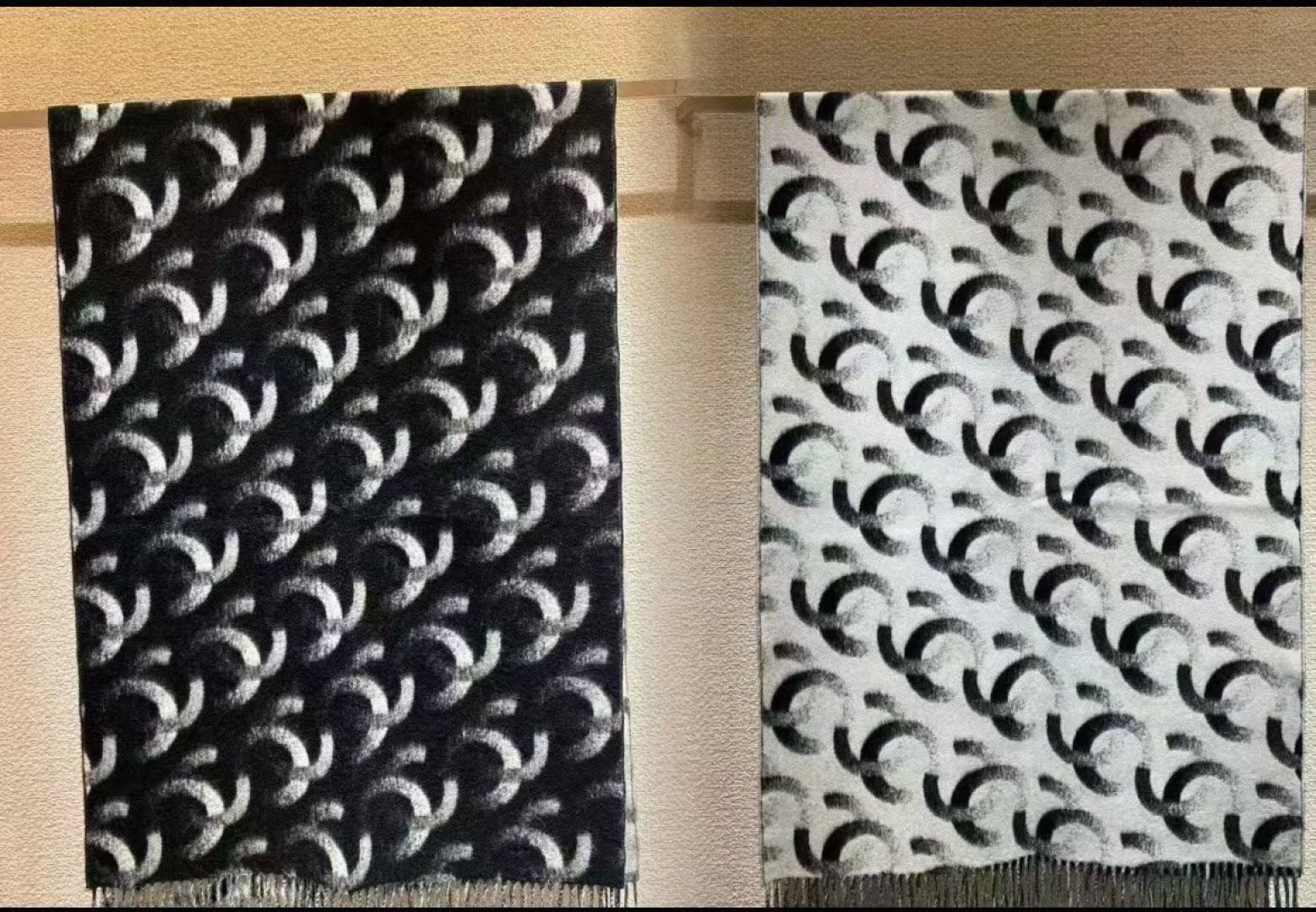 NO:619528,Grandma Xiang’s exclusive new model, 25k series double-sided black and white panda gradient logo double C cashmere scarf shawl, specifications, cm×65cm, cashmere, domestic counters 13,000, double-sided design, black and white panda color, jacquard all over with classic double C logo, great texture!  It's very textured, a big one, warm and practical, it comes directly from Europe, it's an authentic order... It comes with big products, no need to say too much, it is the best Chanel in the world, the cashmere is extremely soft, you will only know its beauty when you wear it, it is full of style from big brands. It is impossible to imitate F products... The way to appear is never wrong, even if it is like this for many years, TA's high quality  Class and elegance are brought into full play by the designer. It is so beautiful that it is fascinating. It is a timeless fashionable shawl at the elite level. It is very weighty and drapey. It is invincible and has a beautiful shape. It is really incomparable and comfortable to hold in the hand. The purchase price is more than 7,000. Cashmere for customers. Specifications, 65*cm high version scarf, high version scarf, chanel, shawls19860909香奶奶独家新款,25k系列哈双面黑白熊猫渐变色Logo双C羊绒围巾披肩,规格,cm×65cm,羊绒, 国内专柜1万3,,双面设计,黑白熊猫配色,提花满印经典双C logo,质感超棒！很有质感,大大的一张保暖又实用,直接出欧洲的,正儿八经的正品订单…和大货一起出来,不用多流弊的文字,它是全世界最好的Chanel,羊绒柔软至极,上身才会知道它的美,大牌范十足.F货根本仿不来哦…永远不出错的出场方式,既使再过多少年都是如此,TA的高级与优雅,被设计师发挥到淋漓尽致,美得令人心醉神往,永不过时极品精英高手级别的时髦感披肩,非常有份量和垂感,无敌无敌好造型美的不要不要的,握在手里真的无敌舒适,代购价七千多,客供羊绒,规格,65*cm高版本围巾,高版本围巾,chanel,shawls,scarf