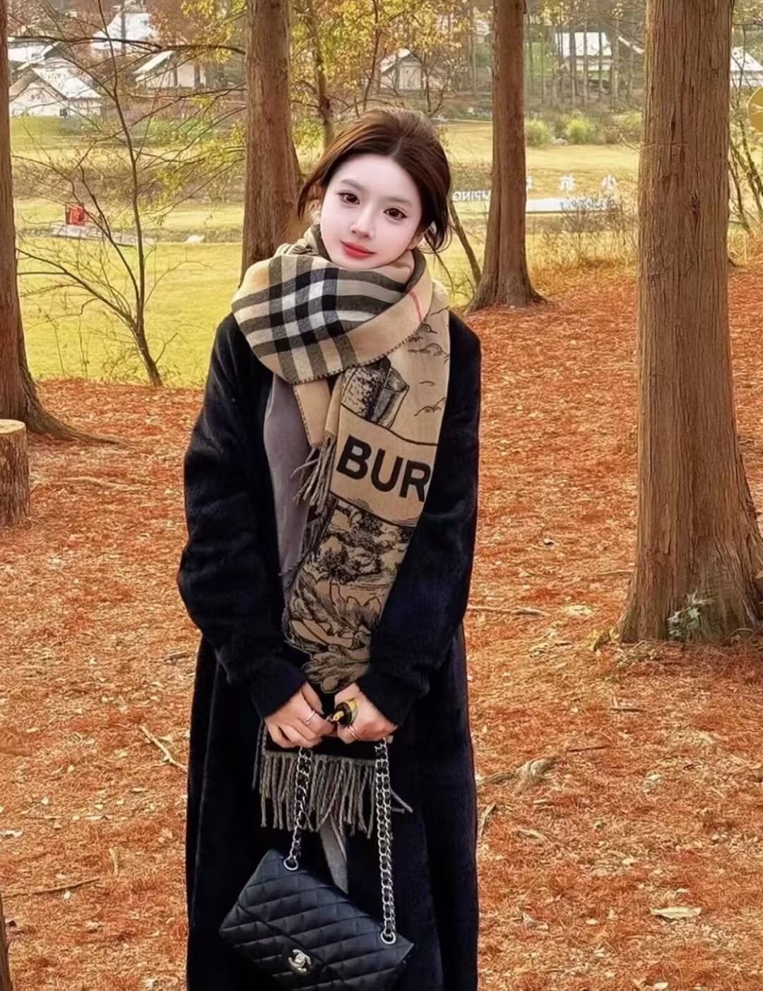 NO:619505,High-end version, order from a friend's factory, more than 100 pieces left, the best war horse caramel on the market, high-end Bur war horse knight double-sided shawl, all kinds of good-looking, known as Burberry's most beautiful model this year, the most classic jacquard war horse logo, the most beautiful classic caramel color shawl, refined scarf, made of jacquard worsted cashmere fabric, decorated with the brand's large plaid and equestrian knight design. The brand logo is integrated into the background of oak leaves and acorns, highlighting the Burberry style.  Specifications without tassels on both sides: 210 cm19860909高货版本,朋友工厂订单,余一百百多条,市面最好的战马焦糖,高货,Bur战马骑士双面披肩,各种好看,被誉为Burberry今年最美的款,最经典的提花战马徽标最美的经典焦糖配色披肩,精制围巾,选用提花精纺羊绒面料制成,装饰品牌大号格纹和马术骑士设计.将品牌徽标融入橡树叶和橡果背景中,彰显博柏利风范. 规格不含两边流苏210 cmx50cm, 含流苏尺寸,230cmx50cm, 羊绒长方形 两端流苏高版本围巾,高版本围巾,burberry,shawls,scarf