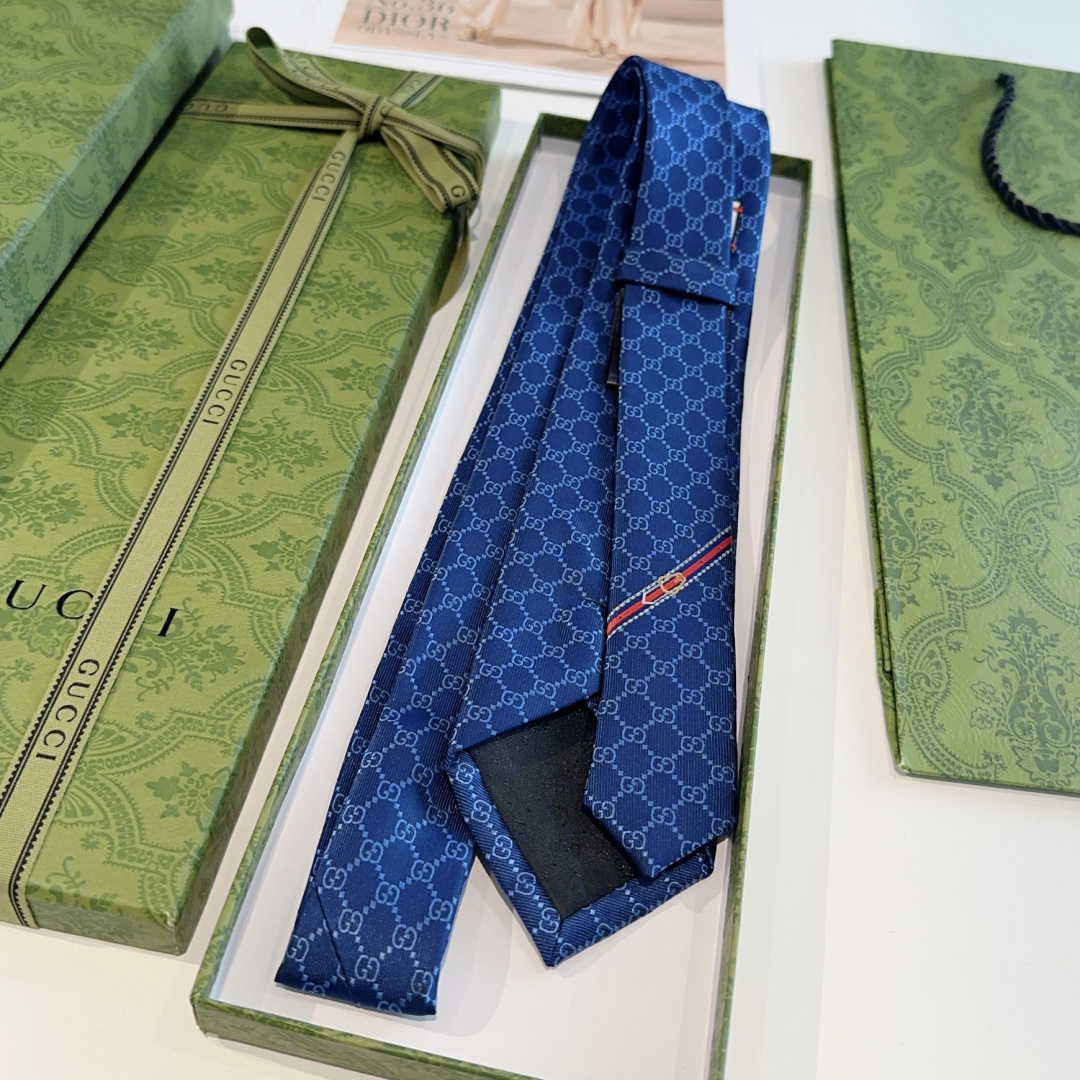 特价P90 G家专柜新款【GG标识印花领带】男士领带👔👔，稀有采用经典小G LOGO提花展现精湛手工与时尚优雅的理想选择，这款领带将标志性完美的结合，以时尚搭配手法演绎的更显雅致风范。让男士可以充分展示自己个性。100%顶级提花真丝手工定制‼️‼️