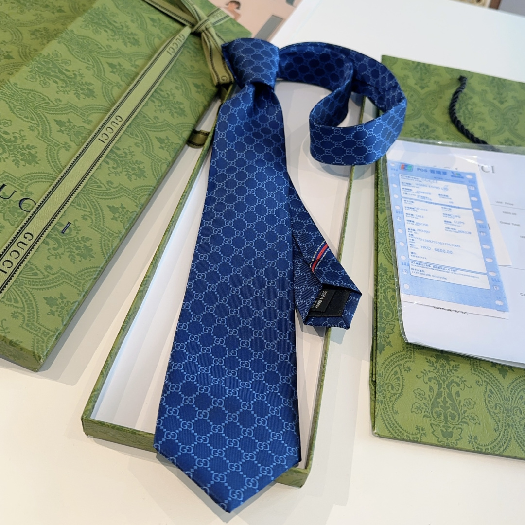 特价P90 G家专柜新款【GG标识印花领带】男士领带👔👔，稀有采用经典小G LOGO提花展现精湛手工与时尚优雅的理想选择，这款领带将标志性完美的结合，以时尚搭配手法演绎的更显雅致风范。让男士可以充分展示自己个性。100%顶级提花真丝手工定制‼️‼️
