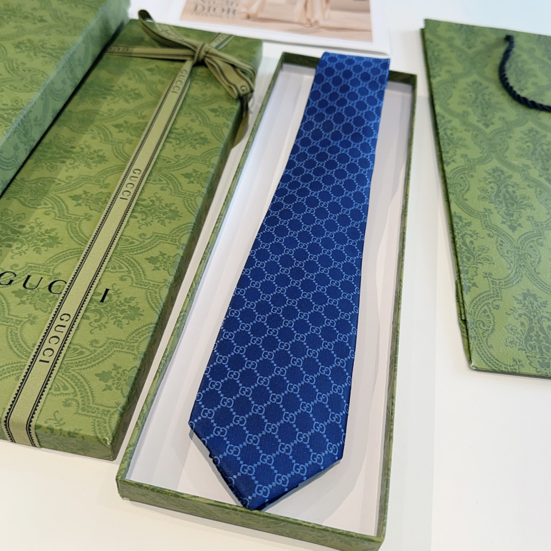 特价P90 G家专柜新款【GG标识印花领带】男士领带👔👔，稀有采用经典小G LOGO提花展现精湛手工与时尚优雅的理想选择，这款领带将标志性完美的结合，以时尚搭配手法演绎的更显雅致风范。让男士可以充分展示自己个性。100%顶级提花真丝手工定制‼️‼️
