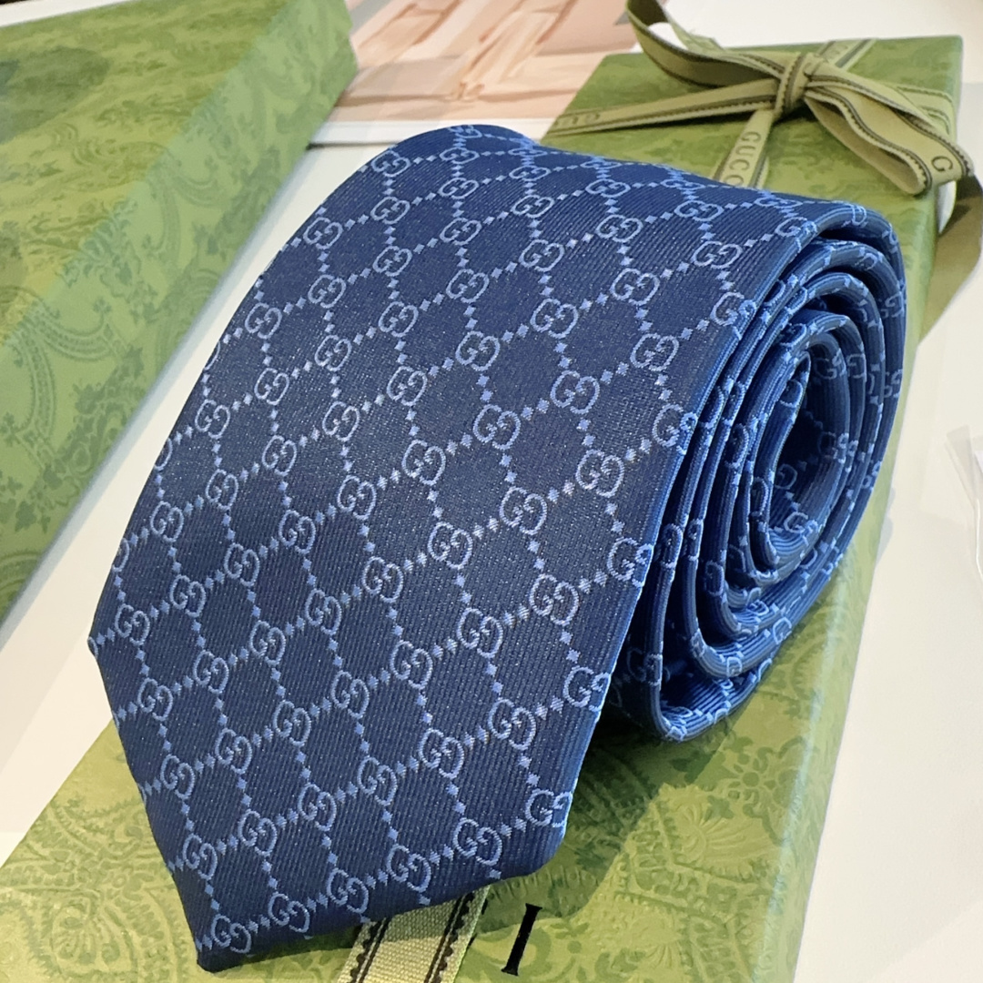 特价P90 G家专柜新款【GG标识印花领带】男士领带👔👔，稀有采用经典小G LOGO提花展现精湛手工与时尚优雅的理想选择，这款领带将标志性完美的结合，以时尚搭配手法演绎的更显雅致风范。让男士可以充分展示自己个性。100%顶级提花真丝手工定制‼️‼️