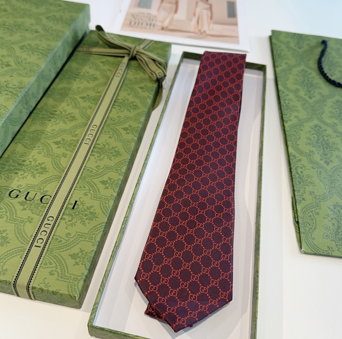 特价P90 G家专柜新款【GG标识印花领带】男士领带👔👔，稀有采用经典小G LOGO提花展现精湛手工与时尚优雅的理想选择，这款领带将标志性完美的结合，以时尚搭配手法演绎的更显雅致风范。让男士可以充分展示自己个性。100%顶级提花真丝手工定制‼️‼️