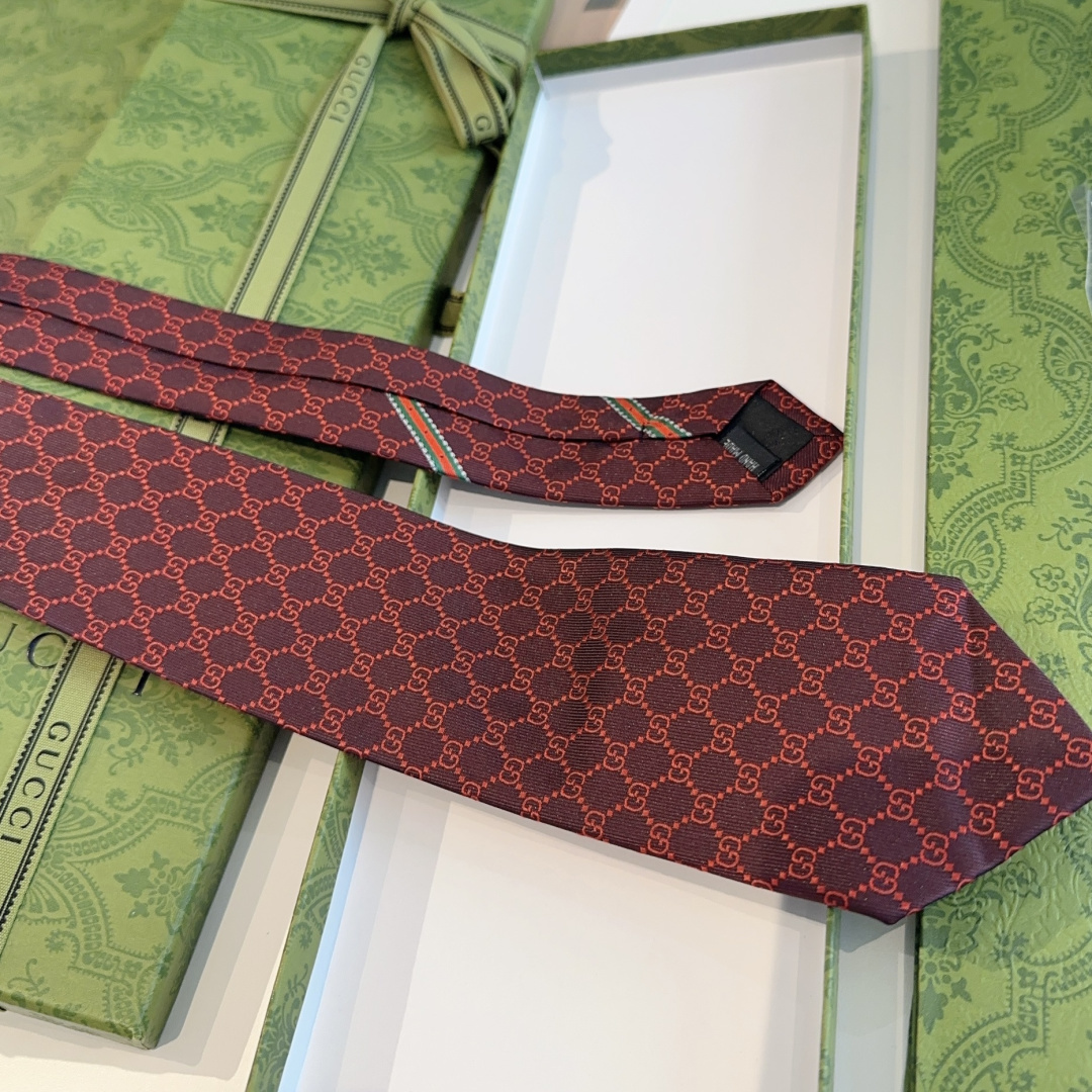 特价P90 G家专柜新款【GG标识印花领带】男士领带👔👔，稀有采用经典小G LOGO提花展现精湛手工与时尚优雅的理想选择，这款领带将标志性完美的结合，以时尚搭配手法演绎的更显雅致风范。让男士可以充分展示自己个性。100%顶级提花真丝手工定制‼️‼️