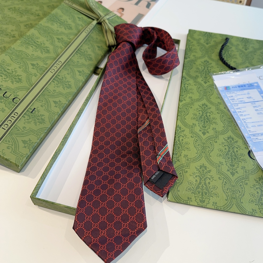 特价P90 G家专柜新款【GG标识印花领带】男士领带👔👔，稀有采用经典小G LOGO提花展现精湛手工与时尚优雅的理想选择，这款领带将标志性完美的结合，以时尚搭配手法演绎的更显雅致风范。让男士可以充分展示自己个性。100%顶级提花真丝手工定制‼️‼️