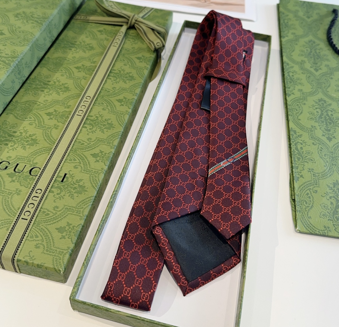 特价P90 G家专柜新款【GG标识印花领带】男士领带👔👔，稀有采用经典小G LOGO提花展现精湛手工与时尚优雅的理想选择，这款领带将标志性完美的结合，以时尚搭配手法演绎的更显雅致风范。让男士可以充分展示自己个性。100%顶级提花真丝手工定制‼️‼️