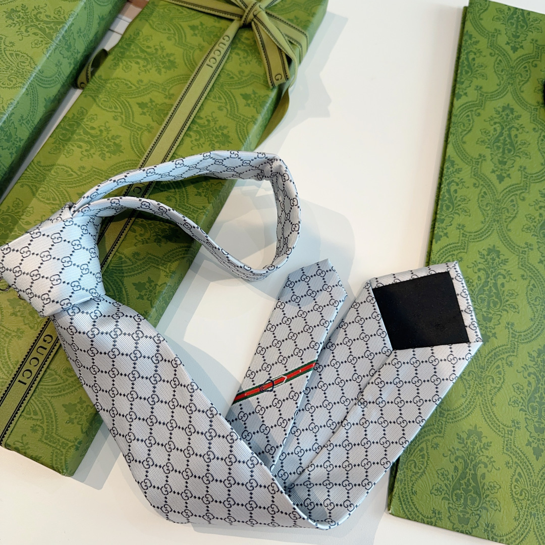 特价P90 G家专柜新款【GG标识印花领带】男士领带👔👔，稀有采用经典小G LOGO提花展现精湛手工与时尚优雅的理想选择，这款领带将标志性完美的结合，以时尚搭配手法演绎的更显雅致风范。让男士可以充分展示自己个性。100%顶级提花真丝手工定制‼️‼️