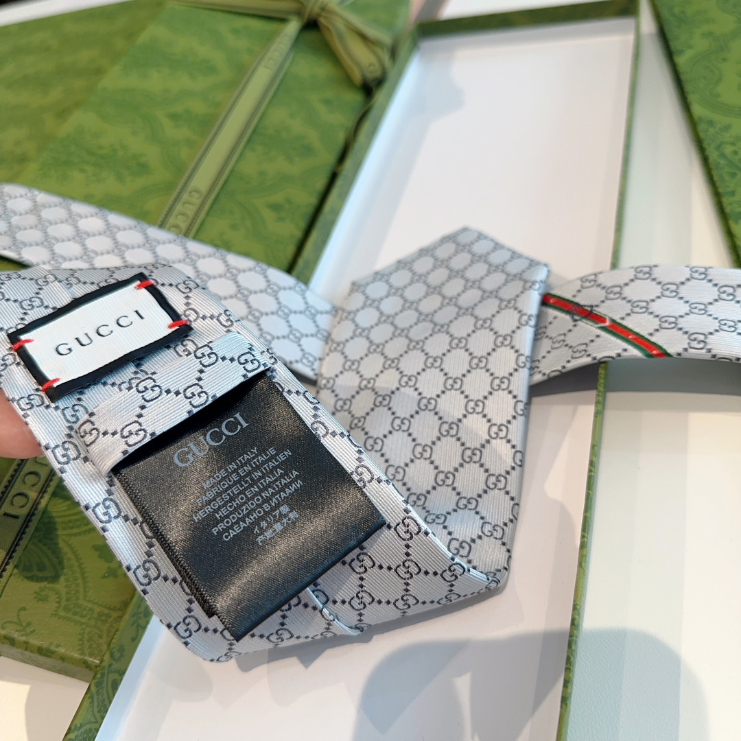 特价P90 G家专柜新款【GG标识印花领带】男士领带👔👔，稀有采用经典小G LOGO提花展现精湛手工与时尚优雅的理想选择，这款领带将标志性完美的结合，以时尚搭配手法演绎的更显雅致风范。让男士可以充分展示自己个性。100%顶级提花真丝手工定制‼️‼️