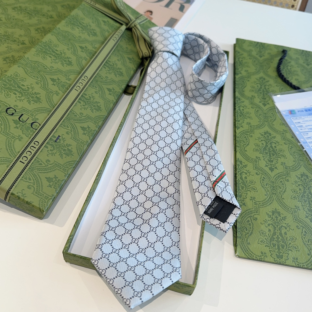 特价P90 G家专柜新款【GG标识印花领带】男士领带👔👔，稀有采用经典小G LOGO提花展现精湛手工与时尚优雅的理想选择，这款领带将标志性完美的结合，以时尚搭配手法演绎的更显雅致风范。让男士可以充分展示自己个性。100%顶级提花真丝手工定制‼️‼️