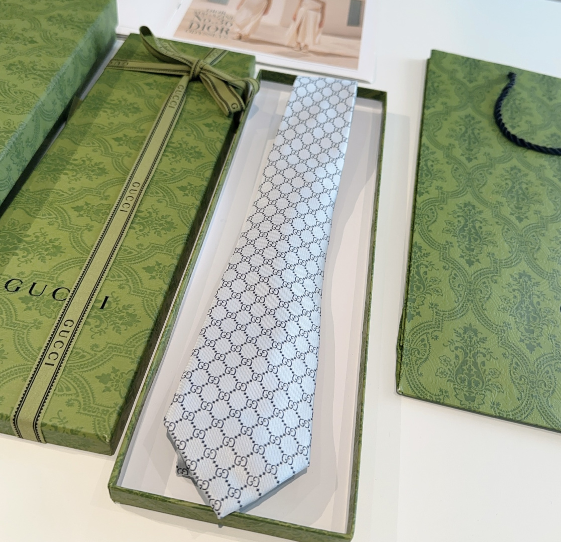 特价P90 G家专柜新款【GG标识印花领带】男士领带👔👔，稀有采用经典小G LOGO提花展现精湛手工与时尚优雅的理想选择，这款领带将标志性完美的结合，以时尚搭配手法演绎的更显雅致风范。让男士可以充分展示自己个性。100%顶级提花真丝手工定制‼️‼️