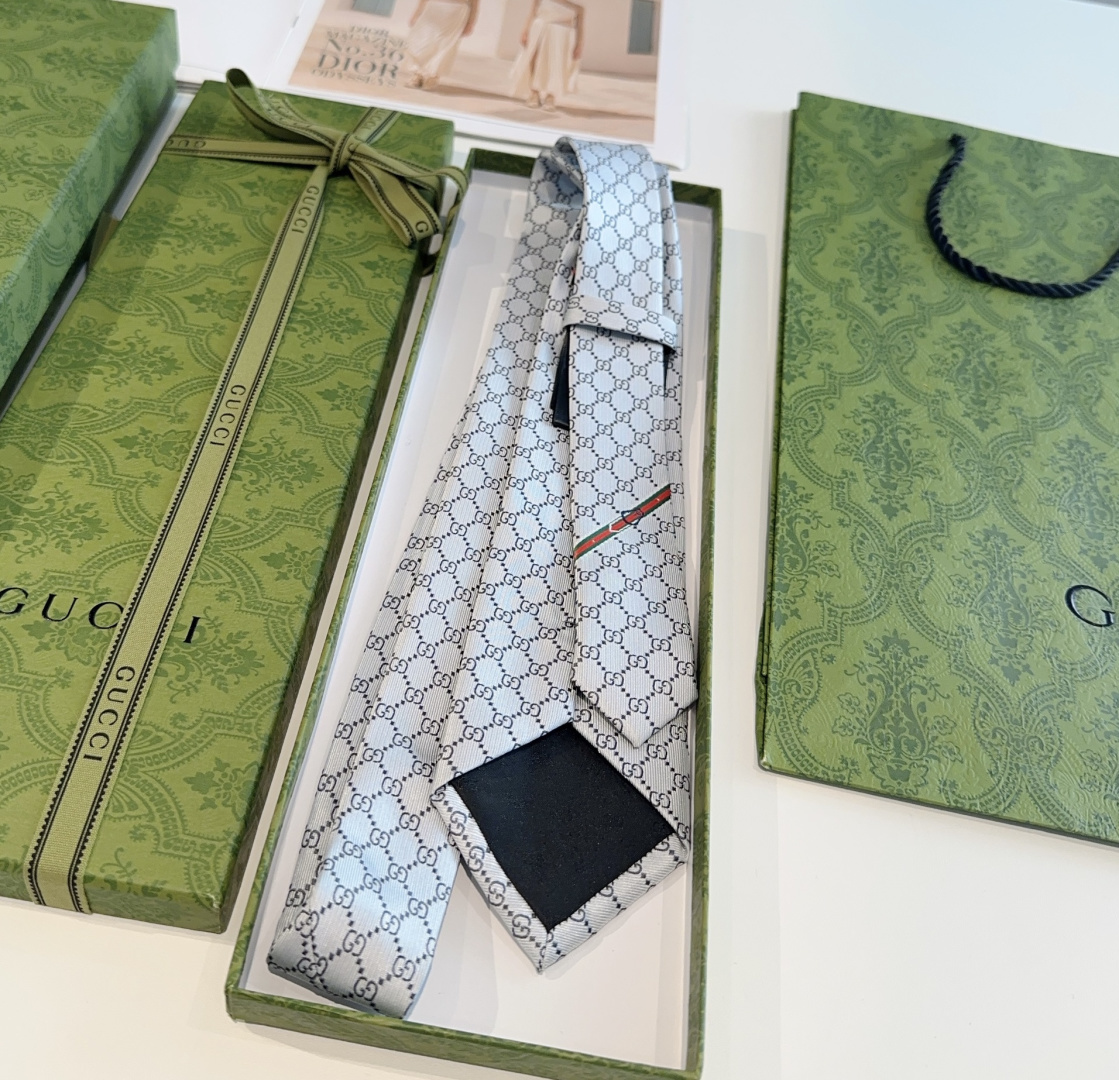 特价P90 G家专柜新款【GG标识印花领带】男士领带👔👔，稀有采用经典小G LOGO提花展现精湛手工与时尚优雅的理想选择，这款领带将标志性完美的结合，以时尚搭配手法演绎的更显雅致风范。让男士可以充分展示自己个性。100%顶级提花真丝手工定制‼️‼️