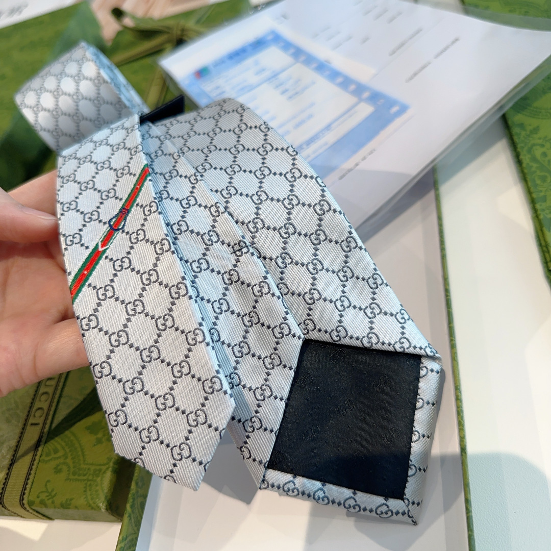 特价P90 G家专柜新款【GG标识印花领带】男士领带👔👔，稀有采用经典小G LOGO提花展现精湛手工与时尚优雅的理想选择，这款领带将标志性完美的结合，以时尚搭配手法演绎的更显雅致风范。让男士可以充分展示自己个性。100%顶级提花真丝手工定制‼️‼️