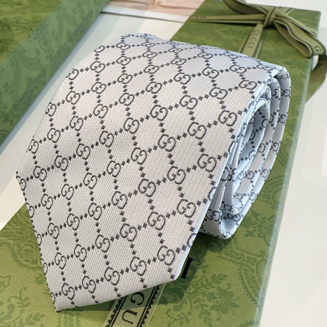 特价P90 G家专柜新款【GG标识印花领带】男士领带👔👔，稀有采用经典小G LOGO提花展现精湛手工与时尚优雅的理想选择，这款领带将标志性完美的结合，以时尚搭配手法演绎的更显雅致风范。让男士可以充分展示自己个性。100%顶级提花真丝手工定制‼️‼️