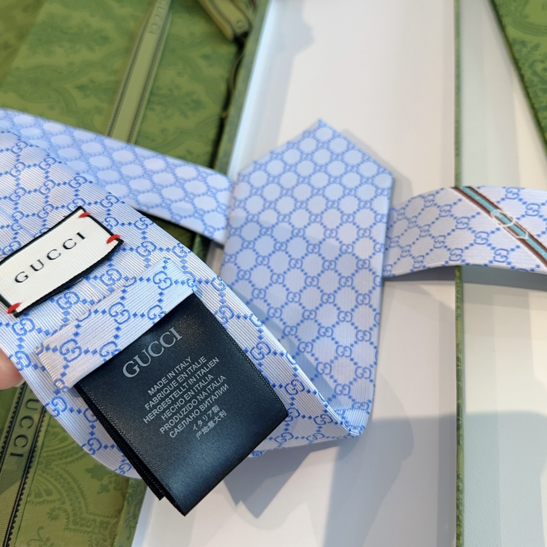 特价P90 G家专柜新款【GG标识印花领带】男士领带👔👔，稀有采用经典小G LOGO提花展现精湛手工与时尚优雅的理想选择，这款领带将标志性完美的结合，以时尚搭配手法演绎的更显雅致风范。让男士可以充分展示自己个性。100%顶级提花真丝手工定制‼️‼️