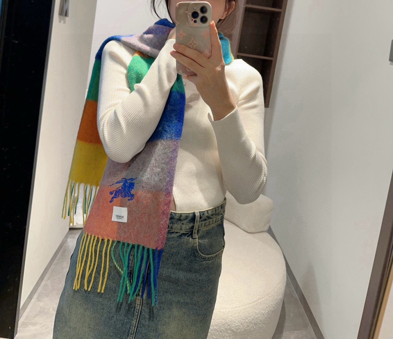 NO:619508,Burberry · Burberry's double-sided scarf is so beautiful that it's so stylish and charming. It's a very elegant and fashionable autumn and winter item!  I really like it. It’s a very classic men’s design made of lambskin. It feels really great on the upper body and looks good on any waist!  !  This style is really worth buying with your eyes closed, and it can be easily worn by any age group!  !  !  30*200cm high version scarf, high version scarf, burberry, burberry19860909Burberry · 巴宝莉双面围巾好看的要疯掉了,太有型太有魅力了非常斯文时尚的秋冬单品！真的很喜欢,非常Classical的男款设计羔绒,手感真的绝了上身效果真的随便怎么围都好看！！这种款式真的闭着眼买,任何年龄层都轻松驾驭！！！30*200cm高版本围巾,高版本围巾,burberry,burberry,scarf