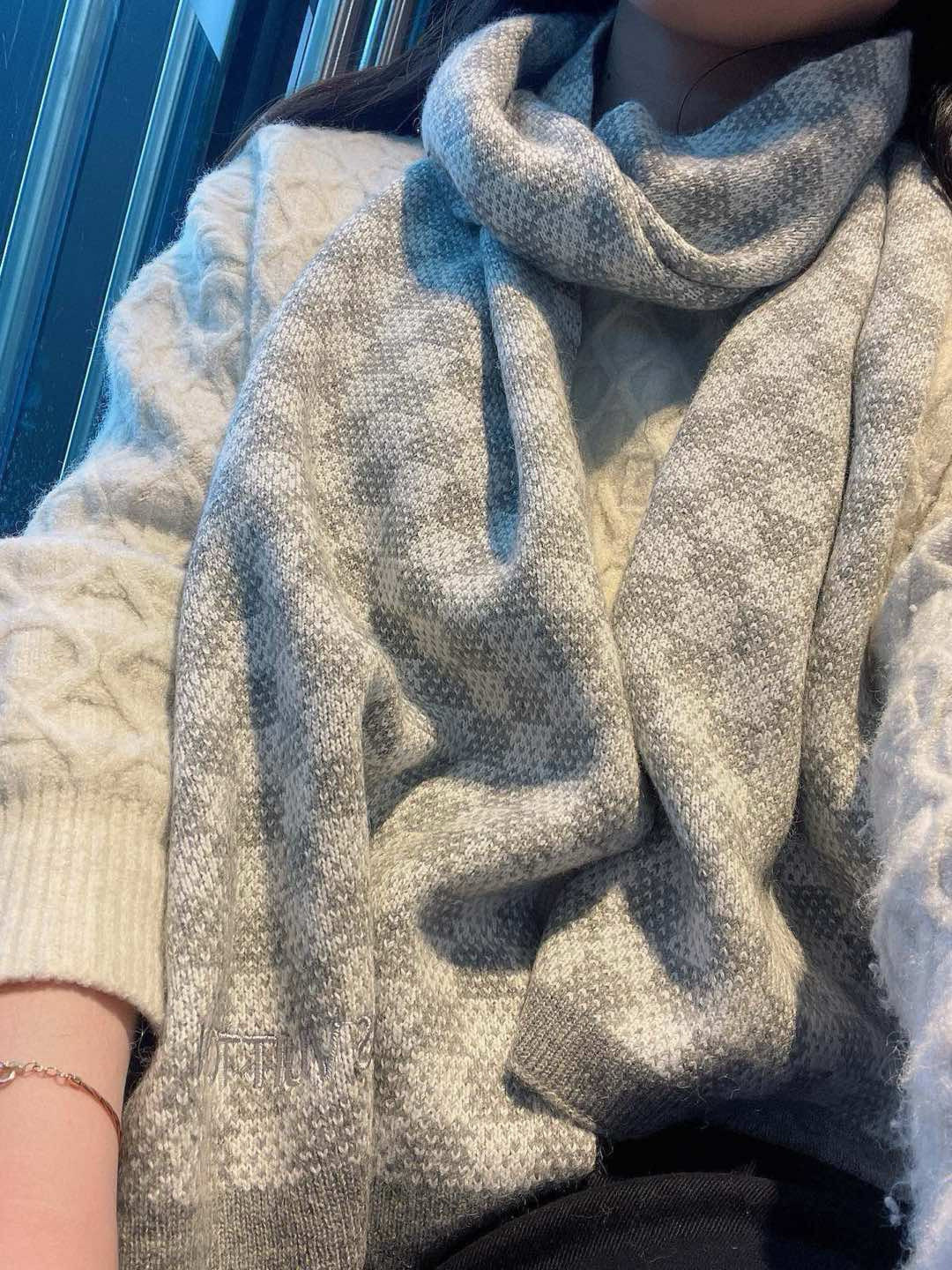 NO:619520,A rare high-end men's model, a very authentic men's scarf with LV embroidery for family benefits~I love the fabric, it is very soft, delicate, comfortable and simple, and it has a super good-looking color scheme that any boy will like. The small logo is very exquisitely embellished, and it has texture and is not ostentatious~ Synchronous counter  , Classic men's 35cm wide wool scarf, unisex style, size 35*170cm, suitable for formal wear or casual wear ~ it can be folded in half to hang or circled, stylish for gentlemen ~ warm and windy high version scarf, high version scarf, louis  vuitton19860909难得的高端男款,家属福利LV刺绣非常正的男士围巾~面料大爱,非常柔软细腻舒服大气简约,超级好看的男神配色,任何男生都会喜欢的款吧,小小Logo非常精致的点缀,有质感不张扬~同步专柜,经典男士的35cm宽羊毛围巾男女通用款式,规格35*170cm搭配正装或者搭配休闲装都很合适~对折挂围或者绕圈围都完全可以,绅士有型~有温度的风高版本围巾,高版本围巾,louis vuitton,scarf