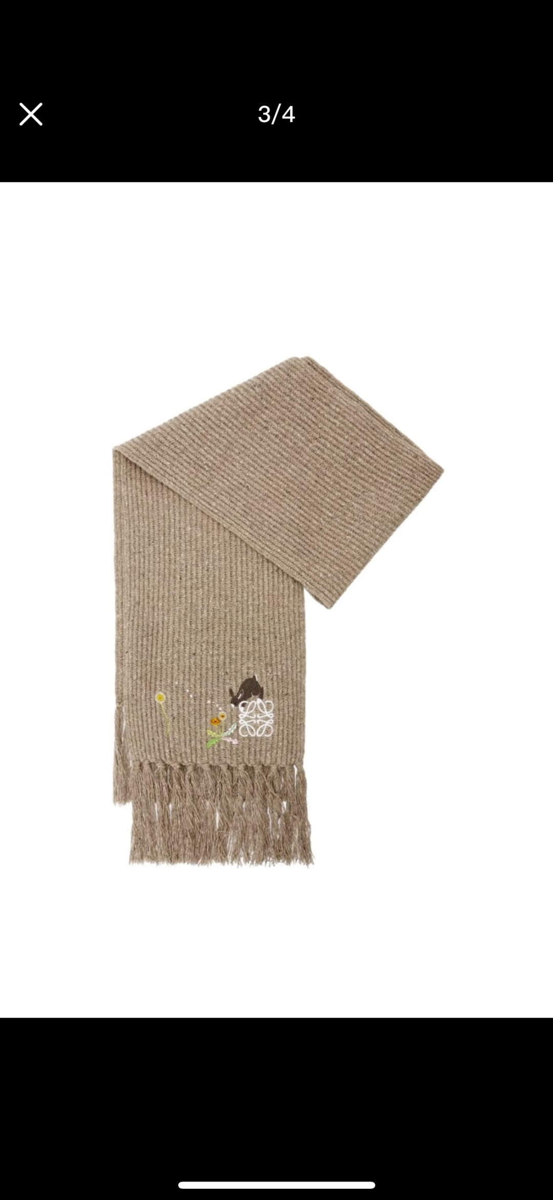 NO:619526,Loewe Sunafujita co-branded bunny flower embroidered tassel original order!  Highly recommended!  New knitted scarf!  Low-key luxury. The ultimate soft and elegant fashion scarf at the elite level!  The more I look at this loewe cashmere jacquard scarf, the more I fall in love with it, and the more I look at it, the more fashionable it becomes!  At first glance, you can tell that this kind of craftsmanship and color matching are not ordinary. I really like this expert-level fashion sense. Fashionable people with attitude will definitely like it!  This kind of design is more stretched, more advanced, more grand, and more worthy of recommendation!  Raw cashmere is produced from the abdominal velvet tips of Albas purebred cashmere goats collected every spring. The characteristic of this cashmere is that even after being processed by human craftsmanship, the essence of the raw cashmere is retained to the greatest extent and will have a special texture!  Holding the scarf in your hand feels like holding a cloud of still air!  It's really very high-end. Finally, the biggest feature of this is the design sense of jacquard craftsmanship, which perfectly presents the classic Loewe logo in another way!  30*200cm.High version scarf,high version scarf,loewe19860909LoeweSunafujita联名款 小兔花卉刺绣流苏 原单！重磅推荐！新款针织围巾！低调的奢侈感.极品柔美精英高手级别的时髦感围巾！这款loewe羊绒提花围巾越看越爱,越看越时髦！这种工艺和配色一看就知道不是一般的,非常非常喜欢这种高手级别的时髦感,有态度的时髦人一定会喜欢！这样的设计更舒展,更高级,更大气,更加经得起推荐！采用每年开春采集的阿尔巴斯纯种绒山羊腹部绒尖为原绒生产,这种羊绒的特点就是,即便经过人类工艺的加工,仍最大程度的保留了原绒的本质,会有特殊的肌理纹！围巾握在手里就跟握着云朵般的仍空气绵绵感！真的非常高级最后,这个最大的特色还有提花工艺的设计感,将经典的loewe的logo另一种完美呈现！30*200cm.高版本围巾,高版本围巾,loewe,scarf