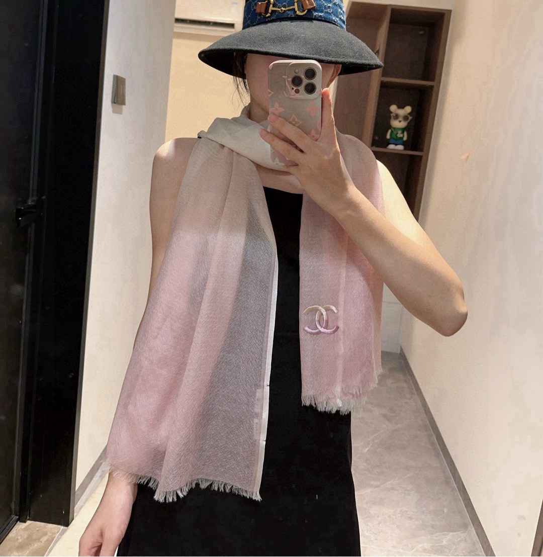 NO:619547,, 2025 Chanel's finest original gradient color [Rose] is a very gentle and beautiful color!  High-end products are presented in a big way, unique and unprecedented. Pure cashmere and dark pattern jacquard. It feels so good that it is definitely a hand-made hand. The technology uses imported 300-count pure cashmere dark pattern plaid combined with colorful edge embellishment, which is very classy and low-key with a little luxury. Size 90*205cm. Imported pure cashmere woven high version scarf, high version scarf, chanel19860909,2025 年香奈儿极品原单 渐变色[玫瑰]非常温柔美丽的配色！高尖端产物重磅呈现 ,绝无仅有 史无前例 纯山羊绒 暗纹提花 手感好到爆绝对又是一款手慢无 工艺上采用的是进口300支纯羊绒暗纹格子结合彩边点缀,非常显档次,低调中带着小奢华.尺寸90*205cm 进口纯羊绒织就高版本围巾,高版本围巾,chanel,scarf