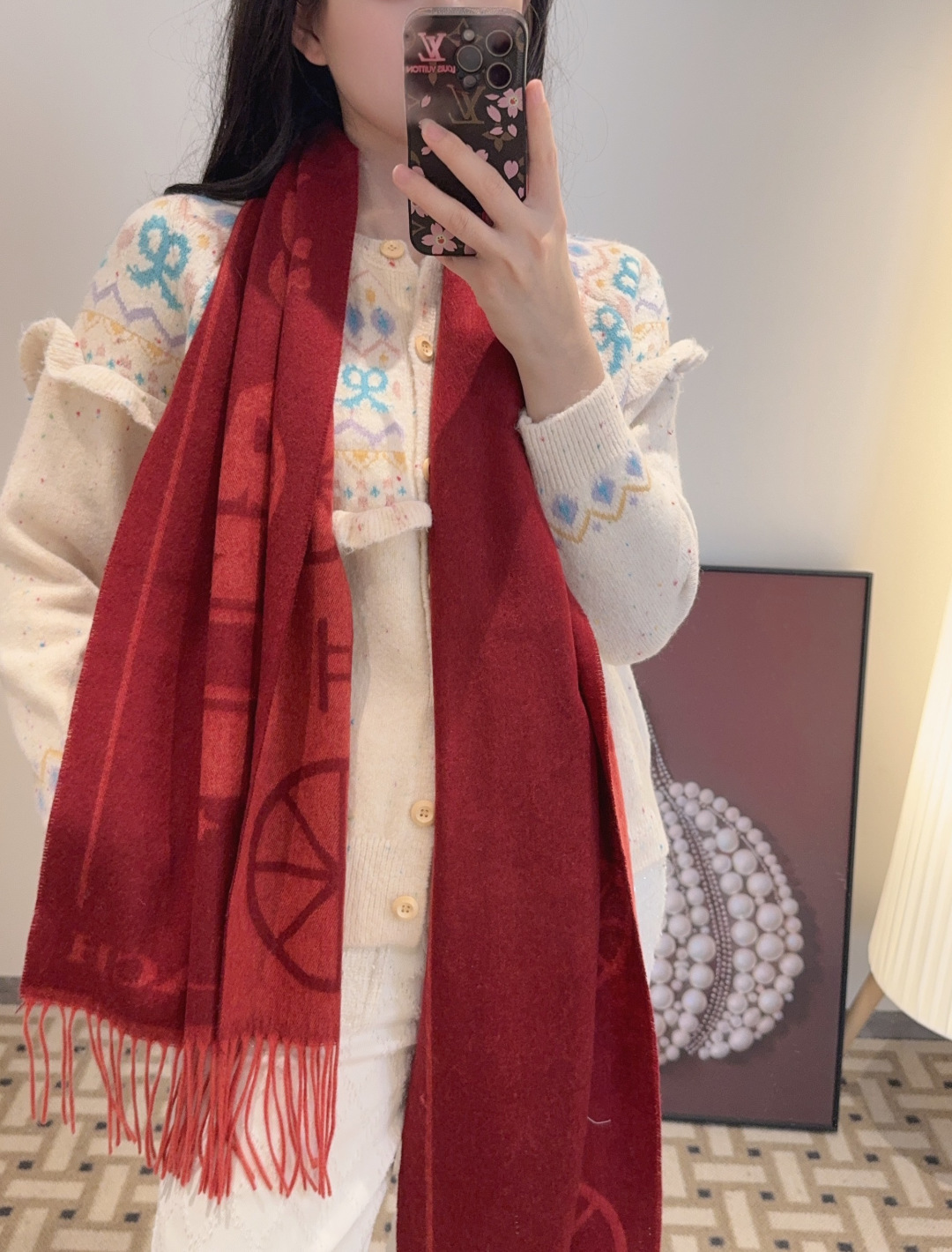 NO:619532,Mixed Velvet Coach 2025 New Style Arrives!  Coach is a hit!  The shawl is so pretty too!  It not only has good looks but also quality. It feels super soft and comfortable. The size is 195×53cm, and the overall width is okay. It can be regarded as a small shawl. The front and back are made of complementary colors. One side has a dark logo with a light base, and the other side has the opposite color. This is a must-have scarf for autumn and winter!  high version scarf,high version scarf,coach,coach,shawls19860909混绒 蔻驰 2025年新款到！Coach爆款！披肩也太好看了吧！不仅有颜值还有品质,手感超级软糯和舒服,尺寸195×53cm,整体宽度还可以,算是个小披肩.正反面做的互补色,一面是深色logo搭配浅色底,另一面是相反色,秋冬围巾一定要冲这一条！高版本围巾,高版本围巾,coach,coach,shawls,scarf
