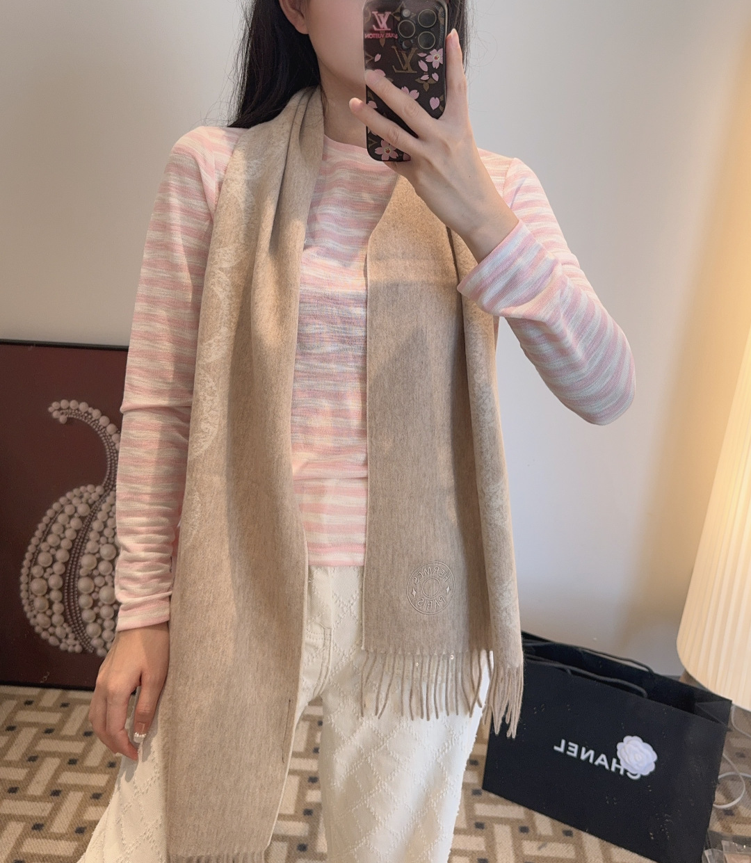 NO:619536,The Hermès double-sided scarf is crazy beautiful, so stylish and charming, a very elegant and fashionable autumn and winter item!  I really like it. It’s a very classic men’s design made of lambskin. It feels really great on the upper body and looks good on any waist!  !  This style is really worth buying with your eyes closed, and it can be easily worn by any age group!  !  !  35*200cm high version scarf, high version scarf, hermes19860909爱马仕双面围巾好看的要疯掉了,太有型太有魅力了非常斯文时尚的秋冬单品！真的很喜欢,非常Classical的男款设计羔绒,手感真的绝了上身效果真的随便怎么围都好看！！这种款式真的闭着眼买,任何年龄层都轻松驾驭！！！35*200cm 高版本围巾,高版本围巾,hermes,scarf