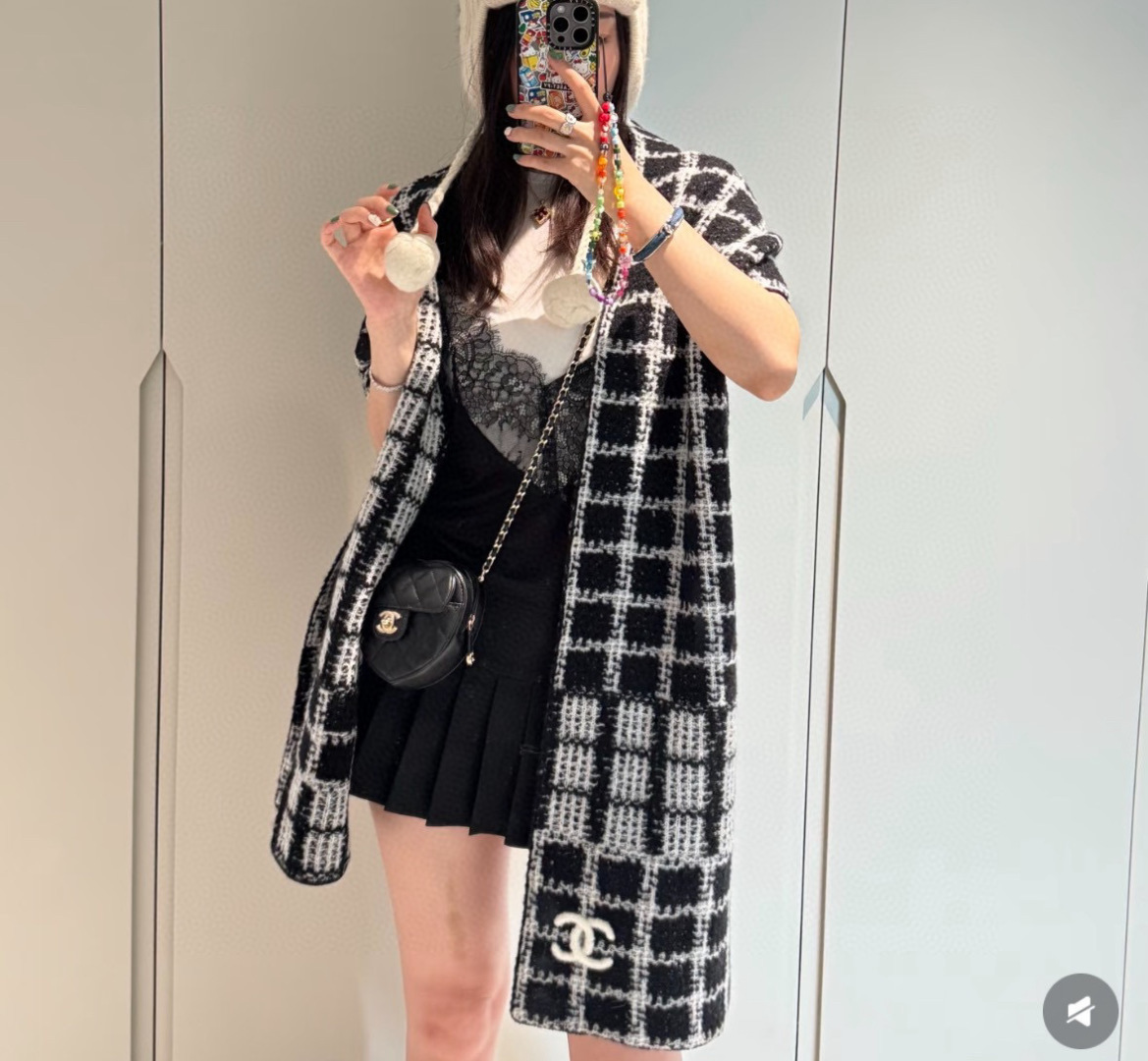 NO:619533,The new Chanel · Chanel’s rare knitted item, gentle color matching, super obsessed with temperament, low-key, quiet and elegant] Highly recommended, it will make your heart beat in a second!  !  !  High-end, luxurious!  eternal!  It’s not the kind of style that goes by in a flash!  !  !  Clothing that maximizes improvement!  Chanel's new color-matching knitted cashmere scarf this year is so beautiful. Sisters who know how to match it must understand. This design can greatly enhance the style and aura in autumn and winter. No matter perfect, beautiful figure or temperament, this design is a tool to quickly and maximize the improvement of clothing. size30*180cm high version scarf, high version scarf, chanel, chanel19860909新款Chanel · 香奈儿难得一见的针织单品,温柔配色,超级迷恋气质低调恬静又不失优雅】重点推荐一秒心动啊！！！高级,奢华！永恒！不是那种过眼云烟的款式！！！最大化提升的衣品！Chanel今年新出的配色针织羊绒围巾,太好看了,会搭配的姐妹一定懂,这样的设计在秋冬季穿搭上很能提升造型气场无可挑剔,无论完,美身材,气质,这种设计,是快速也是最大化提升衣品的利器size30*180cm高版本围巾,高版本围巾,chanel,chanel,scarf