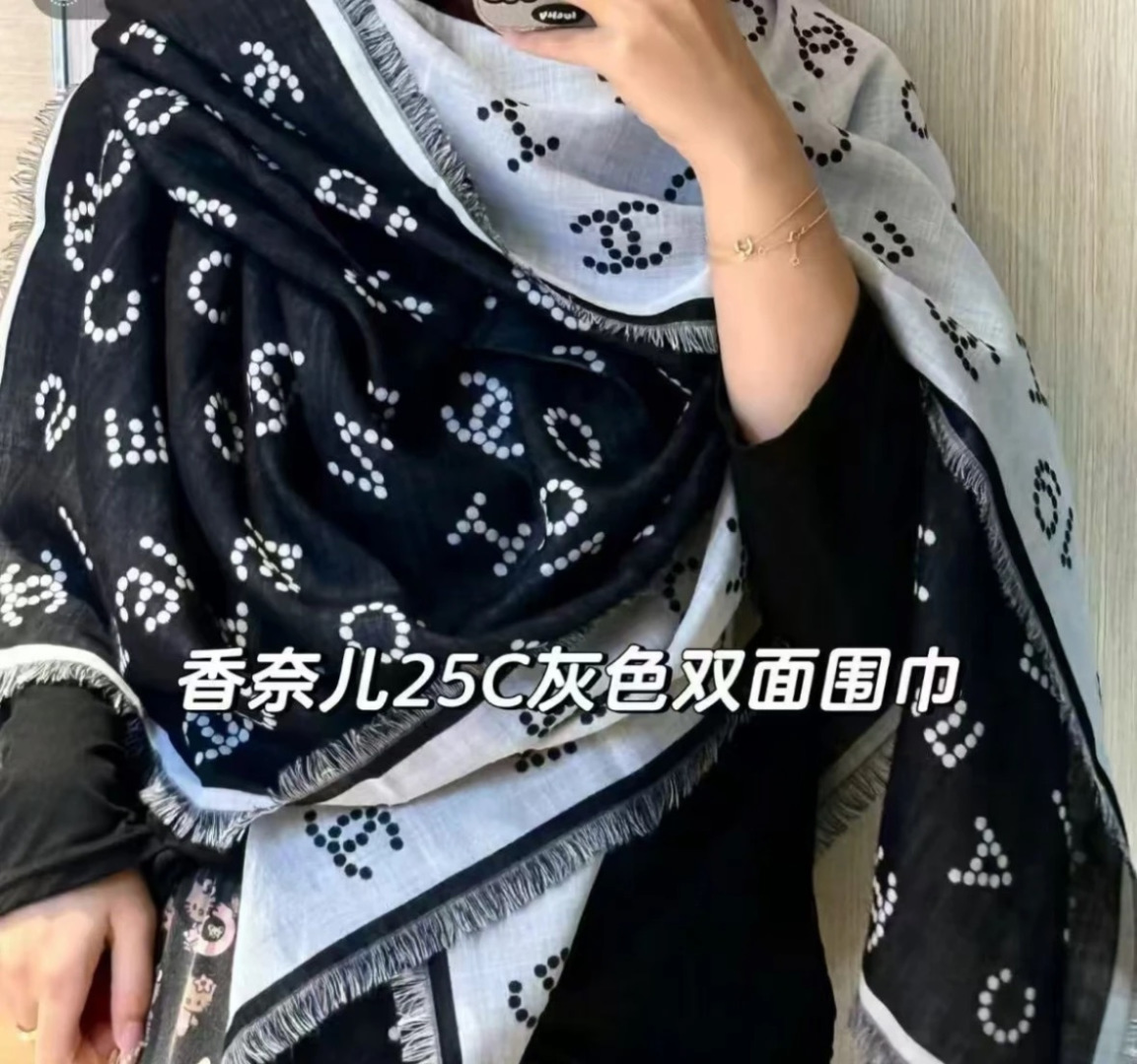 NO:619535,Without snow pear paper [2025 new Chanel] Classic camellia and elegant Coco style, Chanel's latest monogram velvet square scarf ~ temperament to the core, Xiang Nai's new season fabrics are super high-end, really super soft, silky smooth, strong toughness and not easy to be snagged!  This year’s new series~ I’m really impressed by the design. Chanel’s silk scarf is definitely a representative of elegance. A fragrant silk scarf will give you the best match!  !  A must!  The upper body effect is simply elegant and very flexible. It has layers of elegant texture. The layers are layered to create a striking but unobtrusive gorgeous ladylike feeling. The pattern is a dotted rhombus design ~ the lines are more textured. The powder must be in the size of 140*140cm. The upper body effect is really beautiful (it will look better when paired with clothing, shoes and bags)!  The real thing is definitely more beautiful!  Classic black and white high version scarf, high version scarf, chanel, chanel19860909不带雪梨纸【2025新Chanel】 经典茶花优雅Coco风,Chanel最新字母丝绒大方巾~气质到骨子里,香奶奶新一季的面料超高级,真心超级柔软,丝丝顺滑,韧性很强 不容易被轻易勾丝！今年新出的系列~真的被这样的设计美到,香奈儿家的丝巾绝对是优雅的代表,一条小香的丝巾,给你最好的搭配！！ 必入！上身效果简直优雅气质到不行,非常灵动.层次优雅质感.层层叠叠出醒目而不张扬的华丽名媛感,图案是虚线菱格纹设计~线条感更显质感,香粉必入 140*140cm 的尺寸, 上身效果真的不用多说的美(搭配服饰鞋包更有感觉)！ 实物绝对更美！经典黑白色高版本围巾,高版本围巾,chanel,chanel,scarf