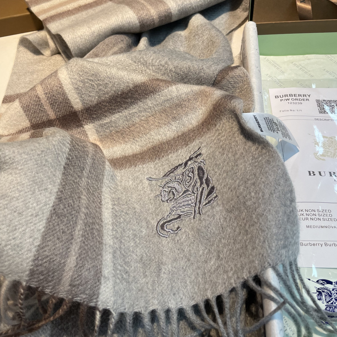 百分百山羊绒 🆕【▪️ 惊艳！披着围着都美的~让人过目不忘！！】巴宝莉这款出来的效果真的，一秒美晕！！太