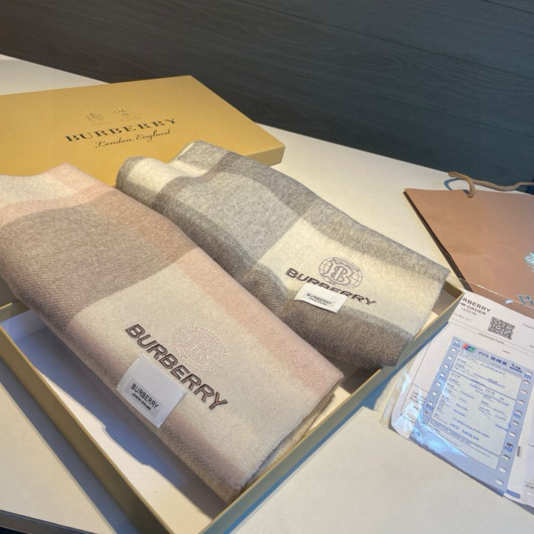 🆕Burberry · 巴宝莉格子围巾❗️好看的要疯掉了，太有型太有魅力了❗️❗️非常斯文时尚的秋冬单品