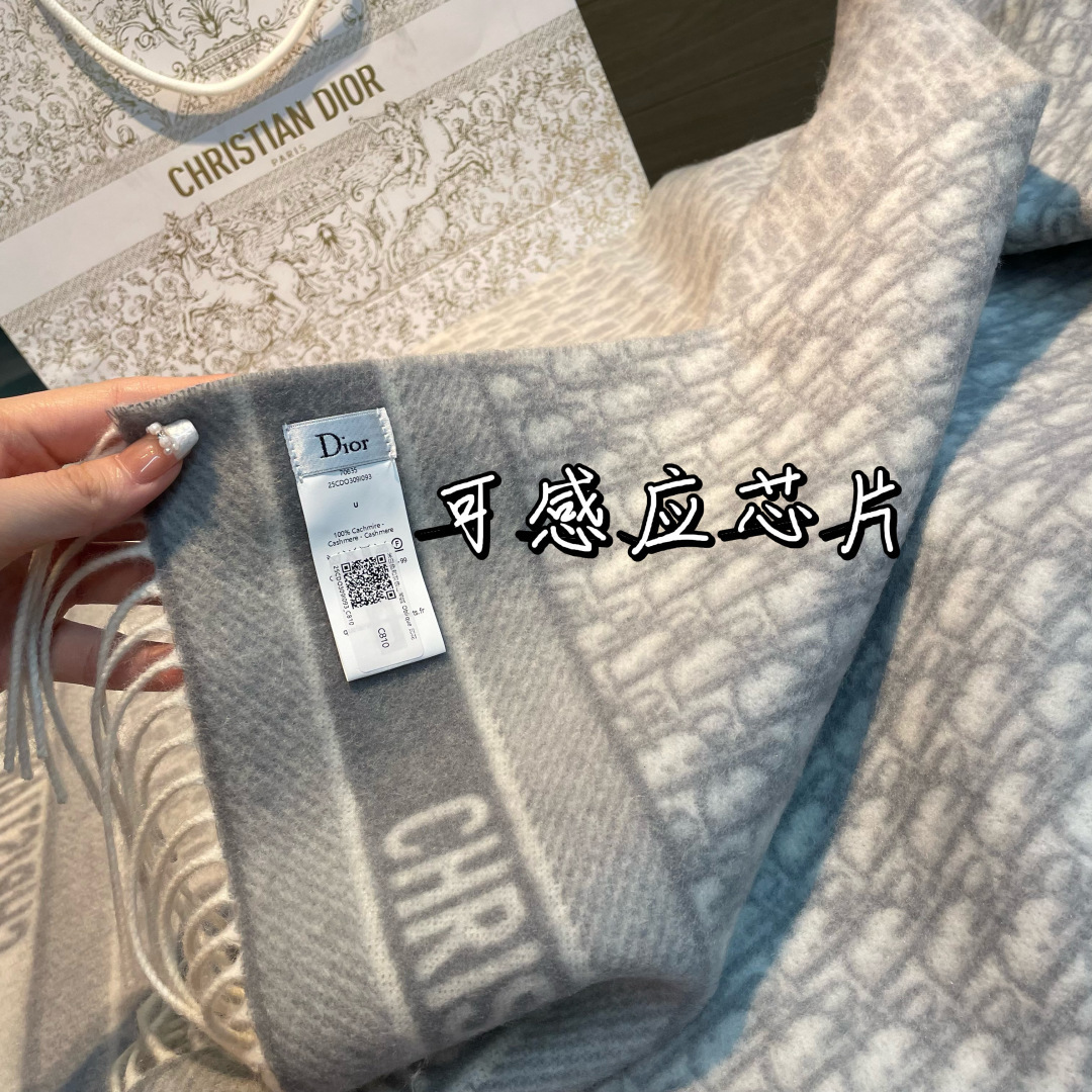 芯片版迪奥（Dior）明星同款dd围巾。经典款永远不会过时，而且超百搭。超级好看！！果断自留！精致散须 