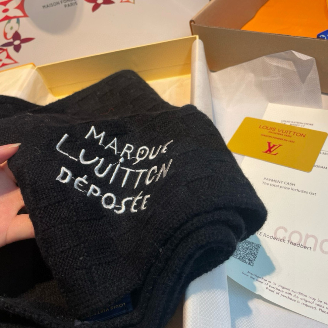 Damier Snug 围巾以绵羊毛针织呈现立体肌理，为 Pharrell Williams 创作的格纹