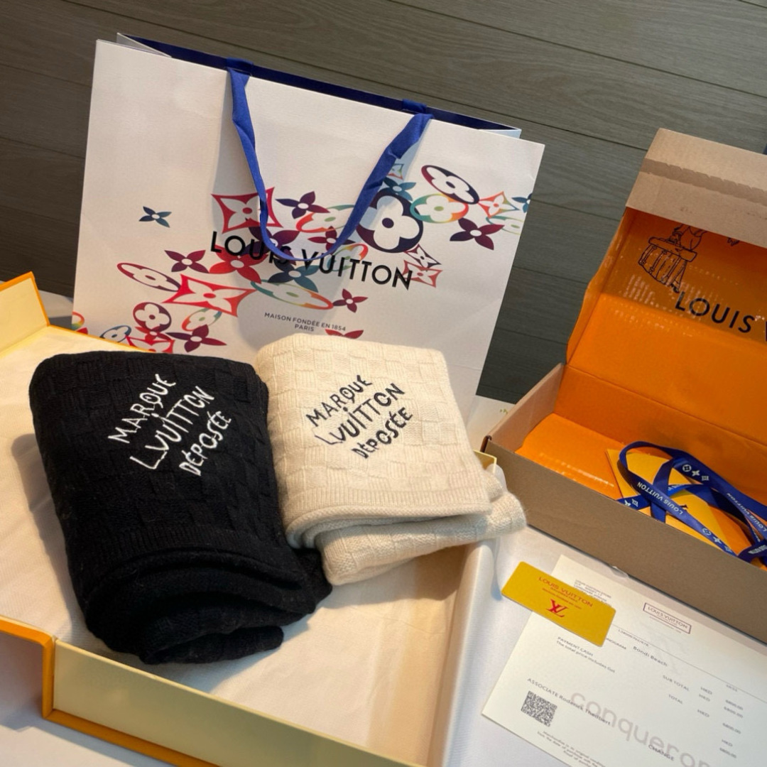 Damier Snug 围巾以绵羊毛针织呈现立体肌理，为 Pharrell Williams 创作的格纹