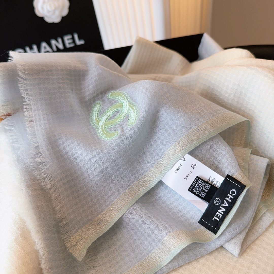 香奈儿Chanel羊绒长巾⚜️殿堂级御用推荐❗️出口法国的订单！最新水溶羊绒渐变系列。来的太是时候了❗️