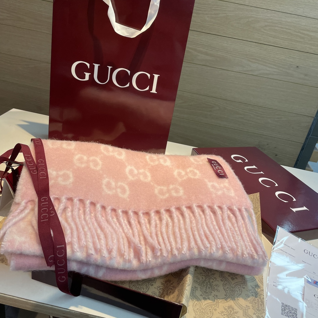 原单对版质量💝Gucci渐变色围巾🧣＂2026早春系列女士软配饰焕新诠释品牌标志性图案。这款围巾以羊驼毛