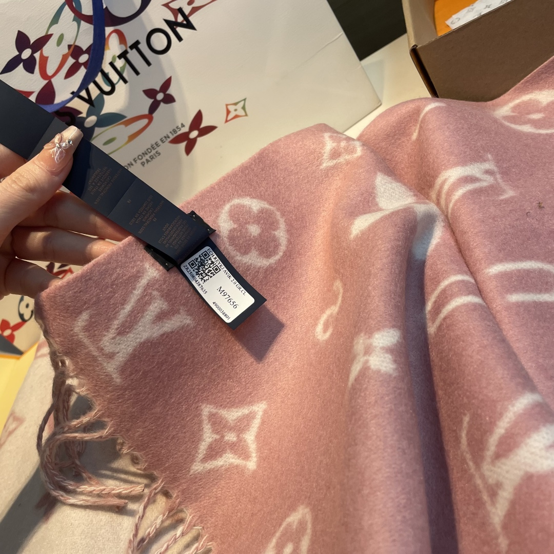 Reykjavik 2.0 围巾为柔软山羊绒标注 Monogram 花卉和 LV 字母，其间点缀品牌名称