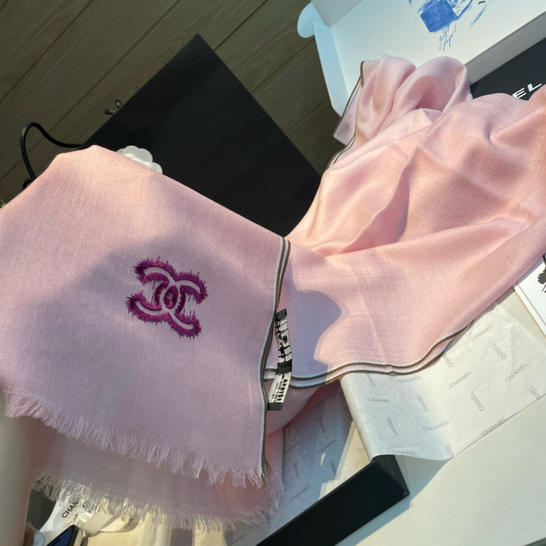 重点推荐！！！高级舒适时髦气质，相信我的就收吧！香奈儿这款触动内心的柔美围巾，无法模仿的颜色和气质！！！