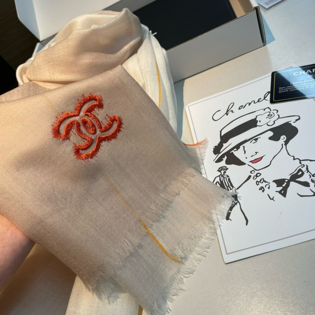 重点推荐！！！高级舒适时髦气质，相信我的就收吧！香奈儿这款触动内心的柔美围巾，无法模仿的颜色和气质！！！