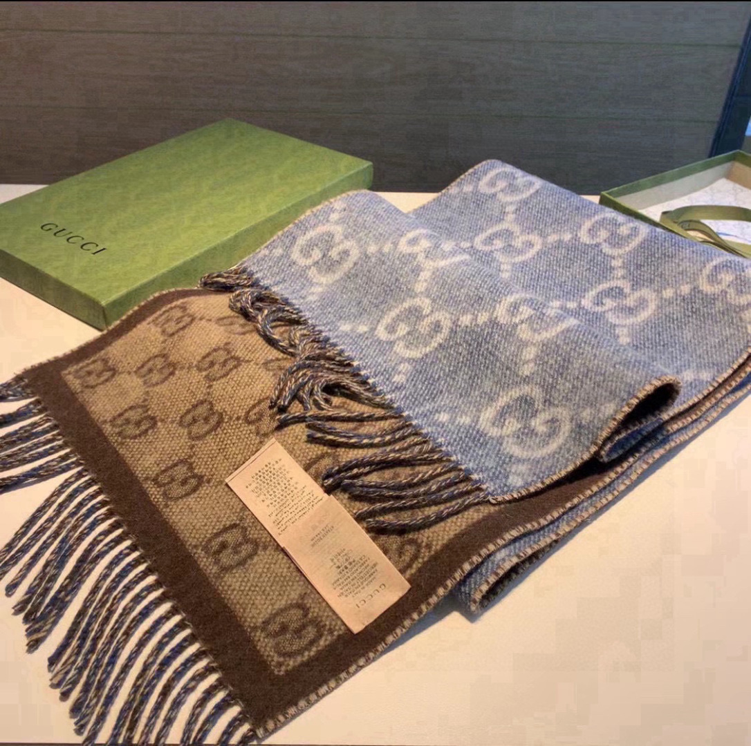 高品质 男女同款，Gucci新款围巾，牛仔蓝➕咖啡这个撞色实在是太美啦，质地软软的不扎脖子，而且很显白，