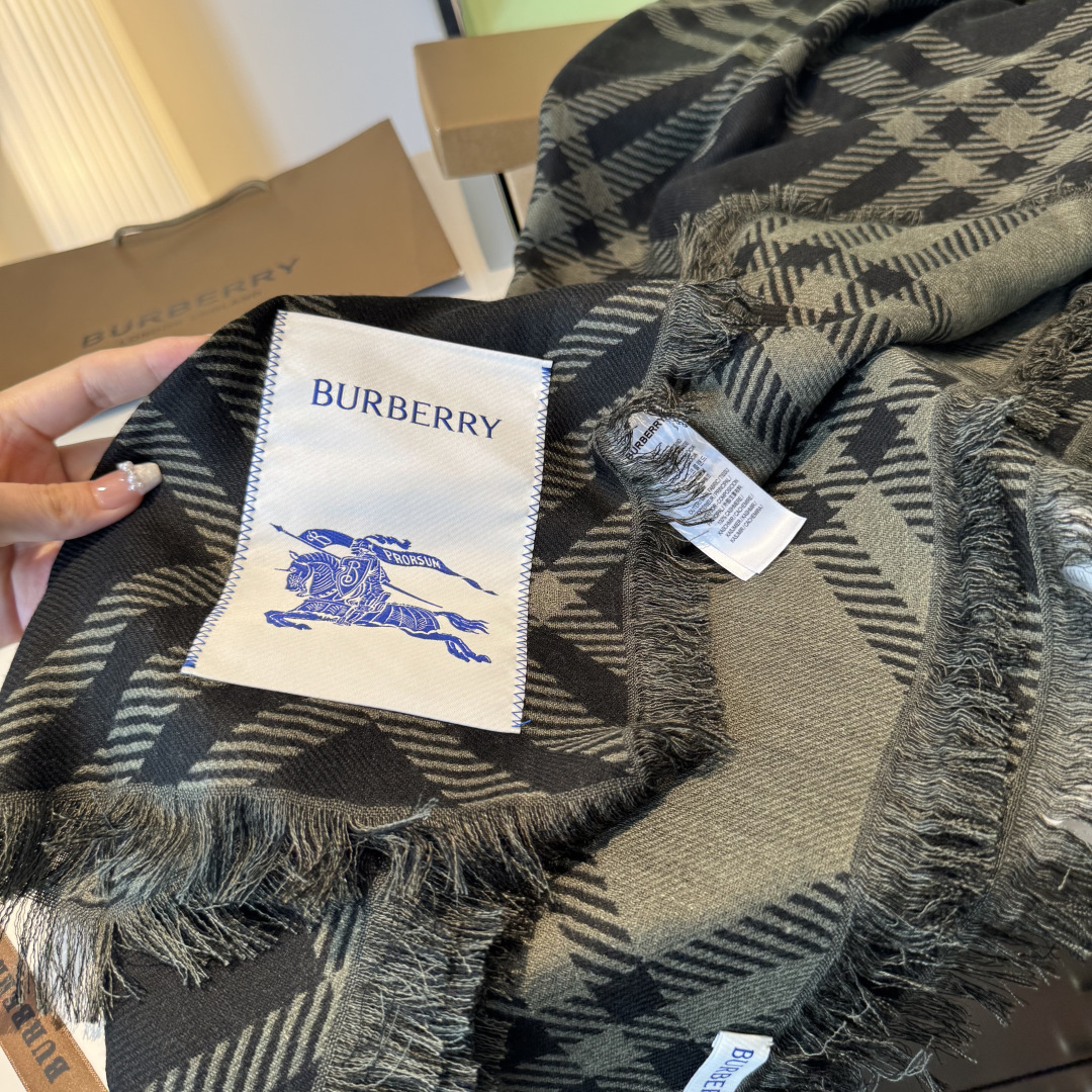 𝐁𝐔𝐑𝐁𝐄𝐑𝐑𝐘 • 𝟐𝟓ꫛꫀꪝ《骑士格纹长巾》张婧仪同款，原单品质！Size：200x65cm 70%