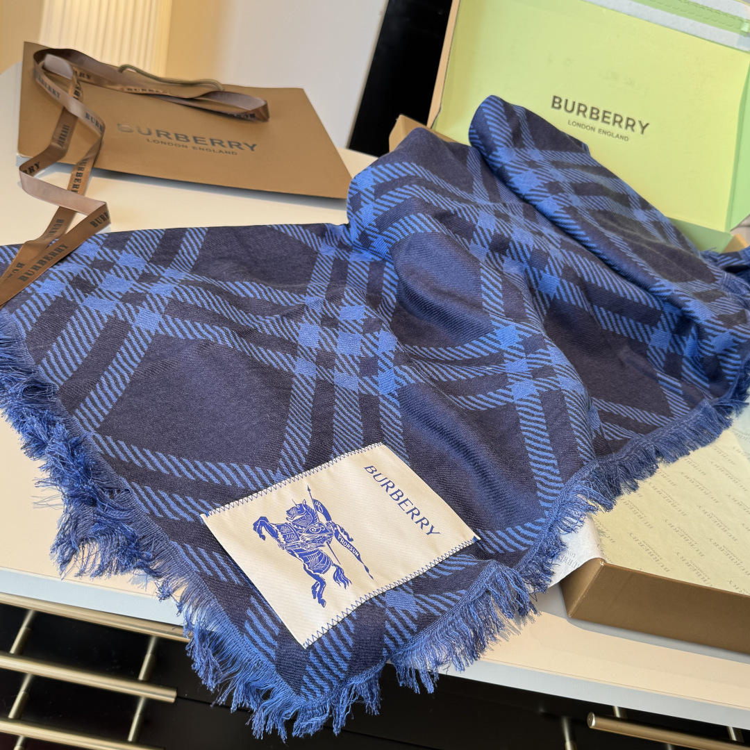 𝐁𝐔𝐑𝐁𝐄𝐑𝐑𝐘 • 𝟐𝟓ꫛꫀꪝ《骑士格纹长巾》张婧仪同款，原单品质！Size：200x65cm 70%