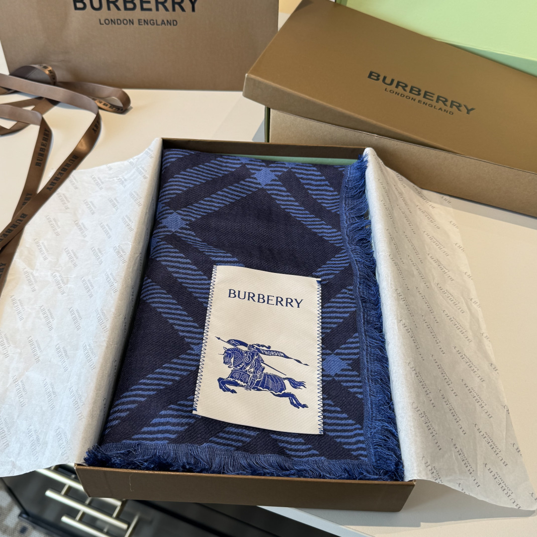 𝐁𝐔𝐑𝐁𝐄𝐑𝐑𝐘 • 𝟐𝟓ꫛꫀꪝ《骑士格纹长巾》张婧仪同款，原单品质！Size：200x65cm 70%