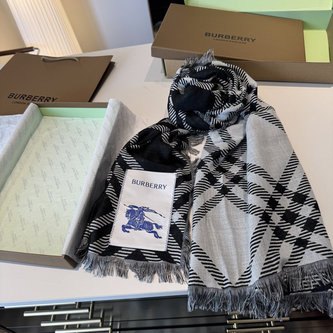 𝐁𝐔𝐑𝐁𝐄𝐑𝐑𝐘 • 𝟐𝟓ꫛꫀꪝ《骑士格纹长巾》张婧仪同款，原单品质！Size：200x65cm 70%