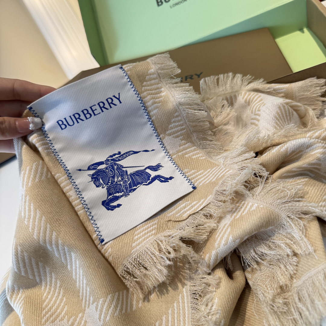 𝐁𝐔𝐑𝐁𝐄𝐑𝐑𝐘 • 𝟐𝟓ꫛꫀꪝ《骑士格纹长巾》张婧仪同款，原单品质！Size：200x65cm 70%