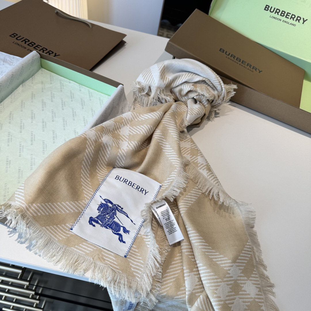 𝐁𝐔𝐑𝐁𝐄𝐑𝐑𝐘 • 𝟐𝟓ꫛꫀꪝ《骑士格纹长巾》张婧仪同款，原单品质！Size：200x65cm 70%