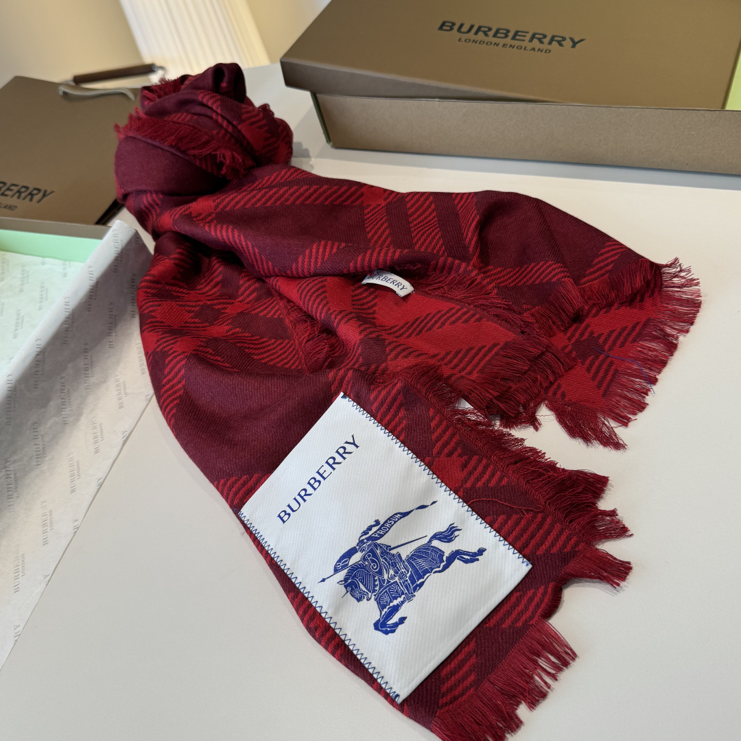 𝐁𝐔𝐑𝐁𝐄𝐑𝐑𝐘 • 𝟐𝟓ꫛꫀꪝ《骑士格纹长巾》张婧仪同款，原单品质！Size：200x65cm 70%