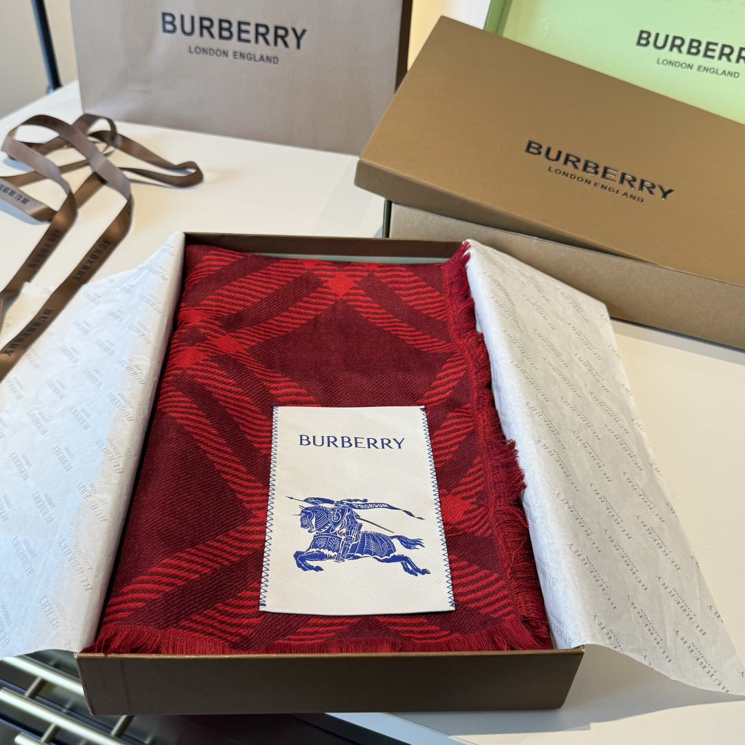 𝐁𝐔𝐑𝐁𝐄𝐑𝐑𝐘 • 𝟐𝟓ꫛꫀꪝ《骑士格纹长巾》张婧仪同款，原单品质！Size：200x65cm 70%