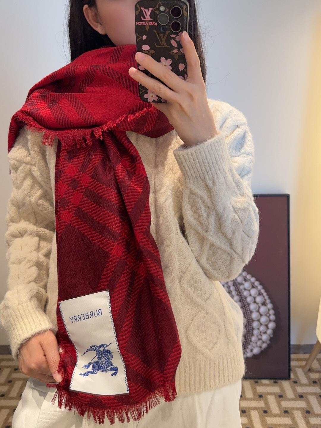 NO:642680,'Knight Plaid Long Scarf' Same style as Zhang Jingyi, original quality!  Size200x65cm 70 Wool 30 Silk Made of soft wool and silk blended fabric, double-layered and double-color, light and capable, versatile for all seasons ~ Worsted plaid pattern with equestrian knight logo, double-sided contrasting color design, same embellishment style for men and women, sun protection shawl, paired with a windbreaker jacket, full of British style!  A variety of matching methods, combining warmth and luxury. High version scarf, high version scarf, jackets & coats, real silk, shawls19860909《骑士格纹长巾》 张婧仪同款,原单品质！ Size200x65cm 70 羊毛 30真丝 柔软羊毛丝质混纺面料打造,双层双色,轻盈干练四季百搭～精纺格纹图案搭配马术骑士徽标,双面对比色设计,男女同款点缀造型、防晒披肩,搭配风衣外套,英伦风十足！多种搭配方式,兼具保暖性与奢华感.高版本围巾,高版本围巾,jackets & coats,real silk,shawls,scarf