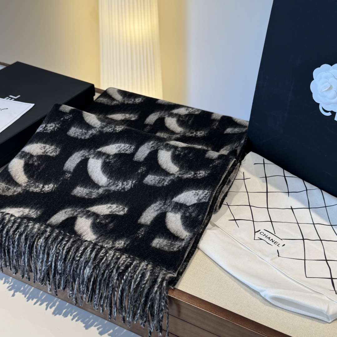 香奶奶独家新款，25k系列哈双面黑白熊猫渐变色Logo双C羊绒围巾披肩，规格，210cm×65cm，10