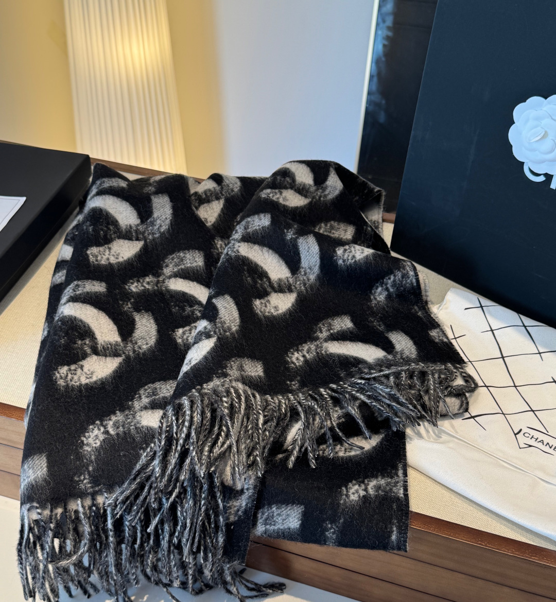 香奶奶独家新款，25k系列哈双面黑白熊猫渐变色Logo双C羊绒围巾披肩，规格，210cm×65cm，10
